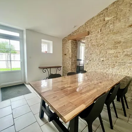 Charmante Maison En Pierre - Confort Equipee - Parking Prive - Wifi Gratuit - 15min De La Rochelle