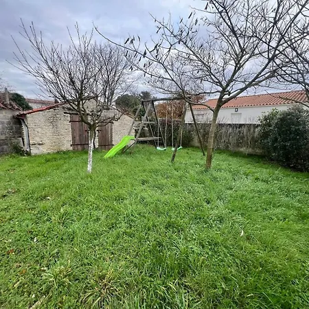 Casa de hóspedes Charmante Maison En Pierre - Confort Equipee - Parking Prive - Wifi Gratuit - 15min De La Rochelle 3*