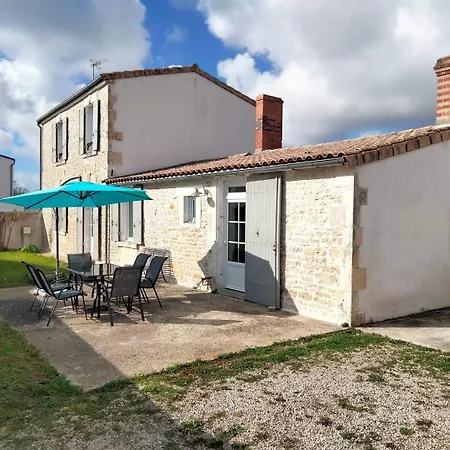 Charmante Maison En Pierre - Confort Equipee - Parking Prive - Wifi Gratuit - 15min De La Rochelle بيت ضيافة 3*