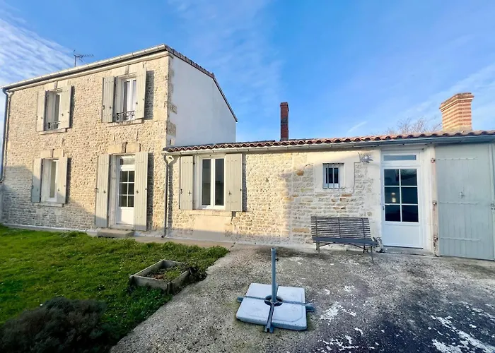 Charmante Maison En Pierre - Confort Equipee - Parking Prive - Wifi Gratuit - 15min De La Rochelle Casa de hóspedes