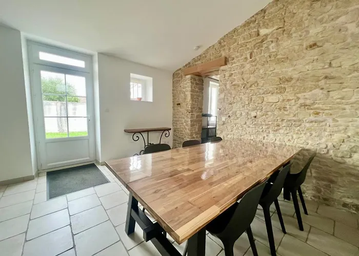 Charmante Maison En Pierre - Confort Equipee - Parking Prive - Wifi Gratuit - 15min De La Rochelle