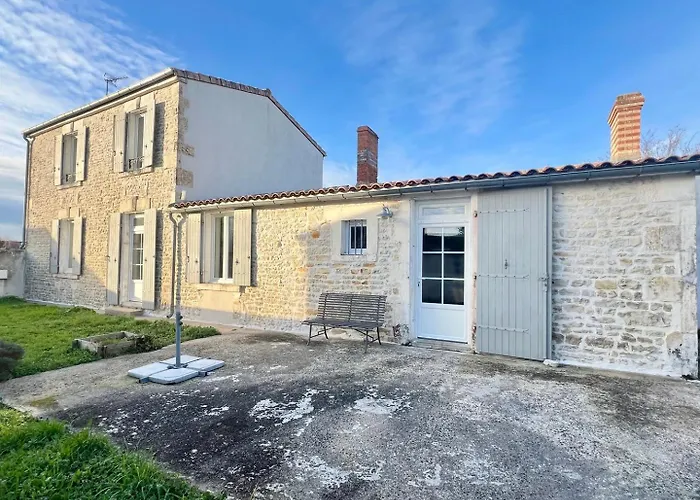 Charmante Maison En Pierre - Confort Equipee - Parking Prive - Wifi Gratuit - 15min De La Rochelle Casa de hóspedes 3*