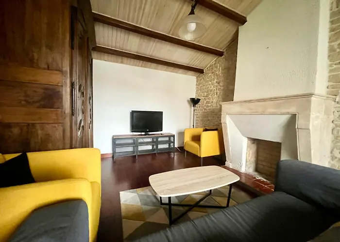 Charmante Maison En Pierre - Confort Equipee - Parking Prive - Wifi Gratuit - 15min De La Rochelle Pensión 3*