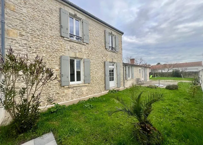 Charmante Maison En Pierre - Confort Equipee - Parking Prive - Wifi Gratuit - 15min De La Rochelle 3*