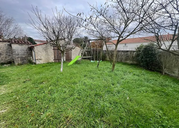 Pensión Charmante Maison En Pierre - Confort Equipee - Parking Prive - Wifi Gratuit - 15min De La Rochelle 3*